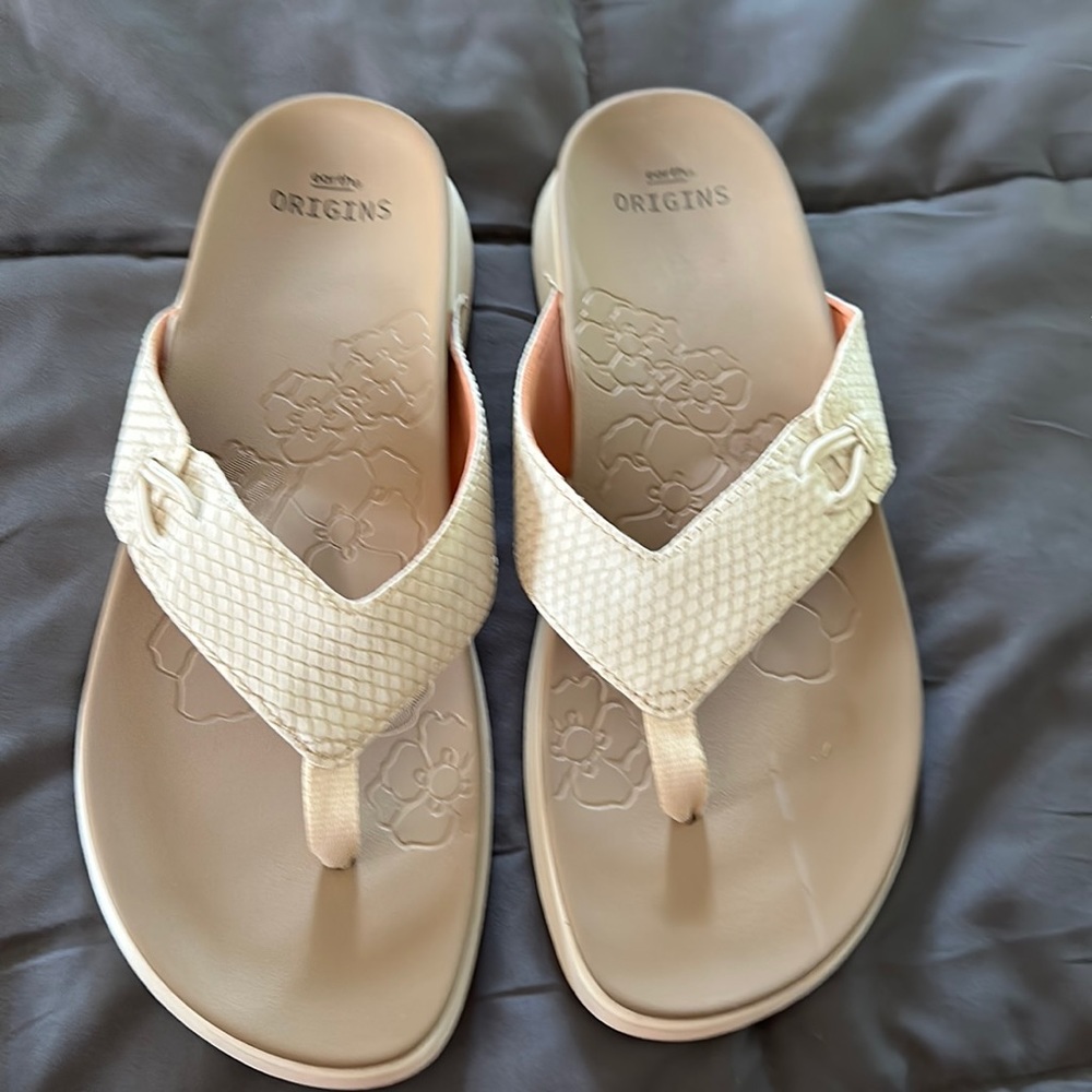 Brand new pair of ladies Earth Origins flip flops